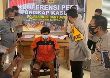 Bintang alias Sutarwan, pembunuh bayaran, dihadiahi tembakan di kaki kanan oleh polisi.