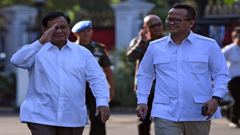 Ketua Umum Partai Gerindra Prabowo (kiri) didampingi Wakil Ketua Umum Edhy Prabowo memberi hormat saat memasuki kompleks Istana Kepresidenan, Jakarta/Net