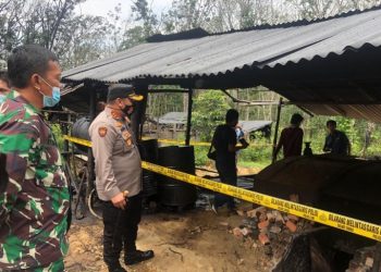 Polisi bersama TNI menggerebek lokasi pengolahan minyak ilegal
