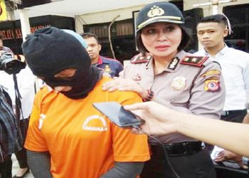 Kompol Yuni Purwanti Kusuma Dewi saat ekspos kasus penggelapan mobil rental/Net