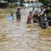 Ilustrasi--Warga melintasi banjir di kawasan Bukit Duri, Jakarta. ANTARA