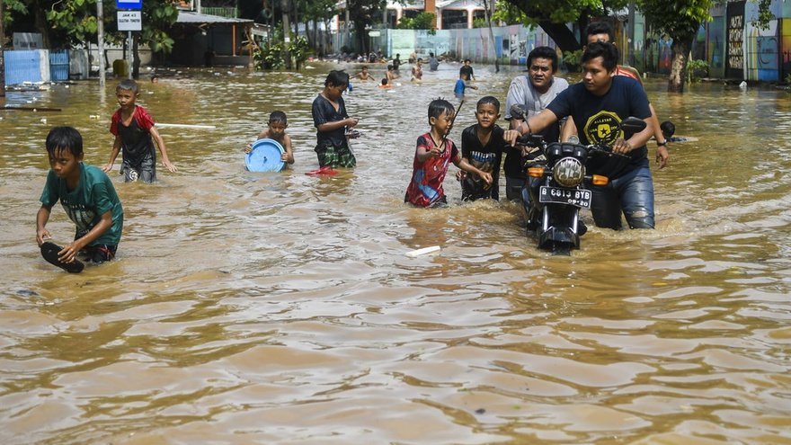 Ilustrasi--Warga melintasi banjir di kawasan Bukit Duri, Jakarta. ANTARA