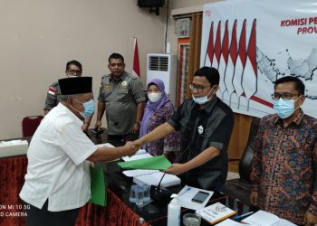 Tim Relawan Saat menyerahkan berkas ke KPU
