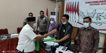 Tim Relawan Saat menyerahkan berkas ke KPU