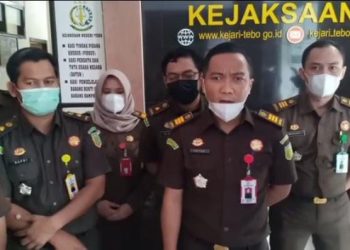 Yoyok saat konferensi pers di kantor Kejari Tebo