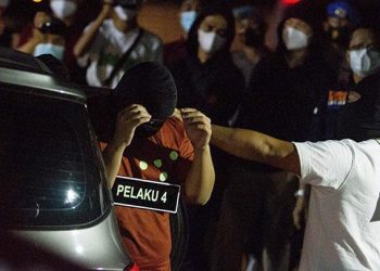 Sejumlah anggota tim penyidik Bareskrim Polri memperagakan adegan saat rekonstruksi kasus penembakan enam anggota laskar Front Pembela Islam (FPI) di Karawang, Jawa Barat, Senin, 14 Desember 2020./Antara