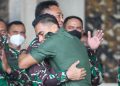 Jenderal TNI Andika Perkasa (kiri) memeluk prajurit TNI AD Serda Aprilio Perkasa Manganang/Net