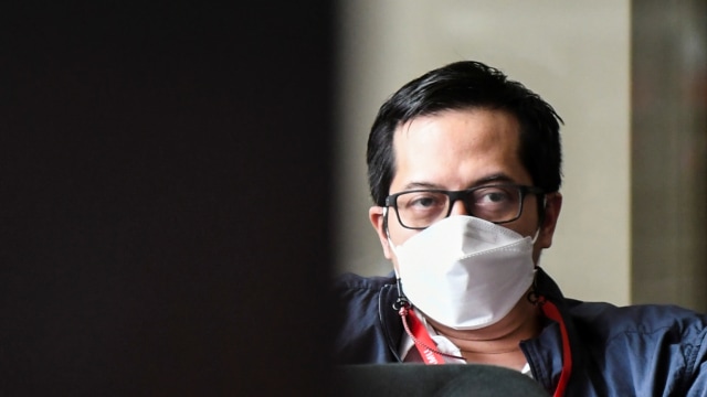 hsan Yunus duduk di ruang tunggu sebelum menjalani pemeriksaan di Gedung KPK, Jakarta pada Kamis (25/2).  ANTARA FOTO