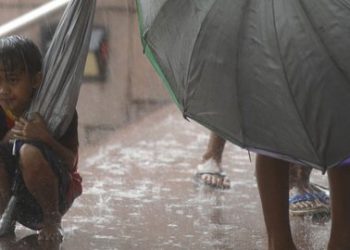 Ojek payung. Foto: merdeka.com