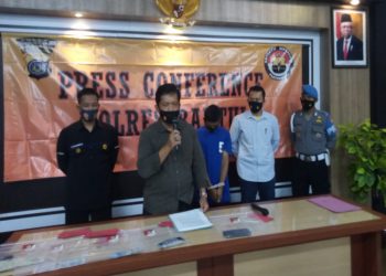Kasat Reskrim Polres Bantul AKP Ngadi saat menunjukkan tersangka pembunuhan Nur pada 31 Maret lalu. (GATRA)