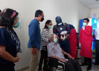 Lansia tertua di Indonesia Wirjawan Hardjamulia berusia 104 tahun menjalani suntik vaksin dosis kedua. (BS)