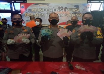 Polisi juga mendapati cetakan uang palsu tak begitu mulus dan memiliki tujuh nomor seri identik