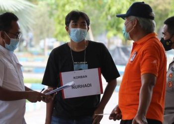 Polisi olah tempat kejadian perkara (TKP) kasus dugaan kekerasan terhadap jurnalis Tempo. Foto: Antara