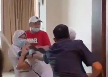 Video aksi penganiayaan terhadap perawat sebuah RS di Palembang viral di medsos. Korban melaporkan kejadian ke polisi. (Screenshot video viral)