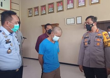 Acong ditangkap polisi saat tengah asyik duduk santai di teras rumah keluarganya. (Istimewa)