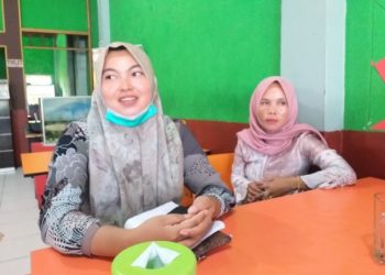 Sefvi Ani dan Gustina, dua diantara puluhan tenaga honorer yang diputus kontraknya.