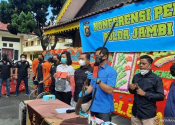 Kedua pelaku melarikan diri kedalam hutan dan berpindah-pindah tempat persembunyian di dalam hutan.