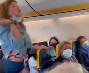 Seorang wanita Italia yang marah terekam menyerang penumpang wanita lain selama pertengkaran tentang penggunaan masker dalam penerbangan Ryanair dari Ibiza ke Milan. (Youtube via dailymail)