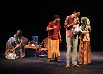 Banyak naskah telah dia baca namun naskah Ayahku Pulang yang menjadi pilihan karena ceritanya realis.