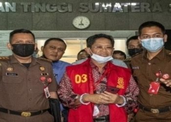 Mukti Sulaiman Mantan sekda saat digelandang ke mobil tahanan. (Gatra).