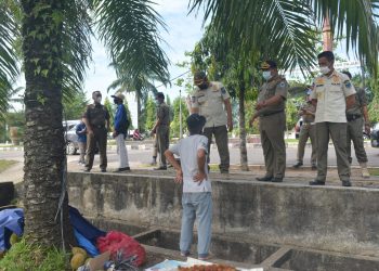 Penertiban pedagang oleh Satpol PP Batanghari.