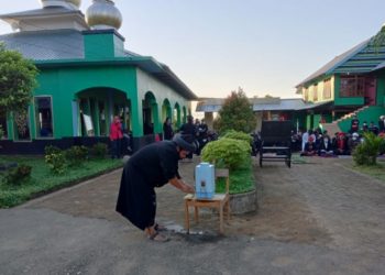 Jamaah An-Nadzir mencuci tangan sebelum memasuki area salat Idul Adha di halaman Masjid Baitul Muqaddis, Romang Lompoa.
