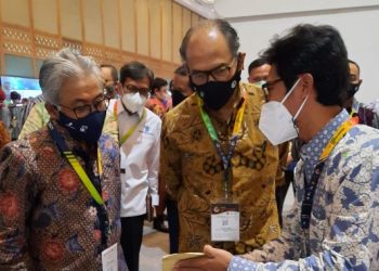 Penerima manfaat CSR PetroChina mas Firdaus, petani muda kopi liberika, saat menjelaskan kopi liberika kepada Kepala SKK Migas Bapak Dwi Soetjipta dan Dirjen Migas Bapak Tutuka Ariadji. (Ist)