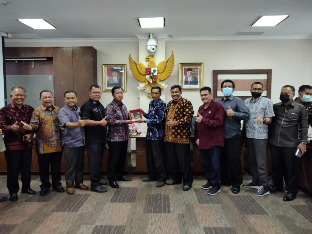 Poto anggota DPRD Provinsi Jambi bersama Pejabat Setwan DPRD Sumbar(Poto Ist)