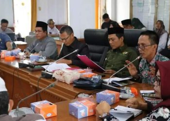 Pimpinan dan Anggota DPRD Batanghari saat RDP( Poto Supri /G12)