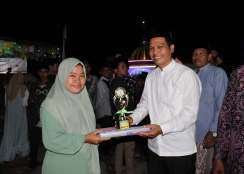 Waka I DPRD Batanghari M Ja'afar saat berikan hadiah kepada pemenang MTQ( Poto Supri/G12)