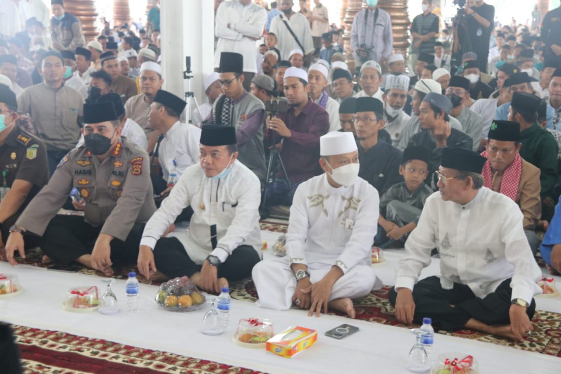 Gubernur Jambi Al Haris Bersama Ustad Latif dalam acara( Poto ist/G12)