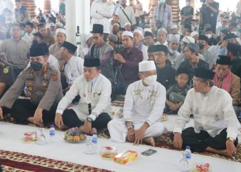 Gubernur Jambi Al Haris Bersama Ustad Latif dalam acara( Poto ist/G12)