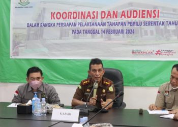 Kajari Batanghari Sugih Carvallo, didampingi Kasi Intel Aulia Rahman, dan Ketua KPU A Kadir saat Audiensi(Poto Supri G12)