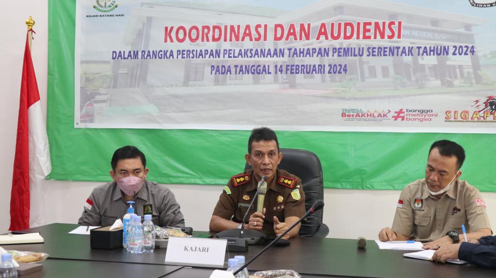 Kajari Batanghari Sugih Carvallo, didampingi Kasi Intel Aulia Rahman, dan Ketua KPU A Kadir saat Audiensi(Poto Supri G12)