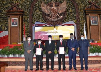 Ketua DPRD Edi Purwanto dan Gubernur Jambi Al Haris, usai Paripurna( Poto Supri G12)
