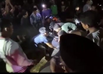 Warga dan Timsar Saat Evakuasi( Poto Eki/G12)