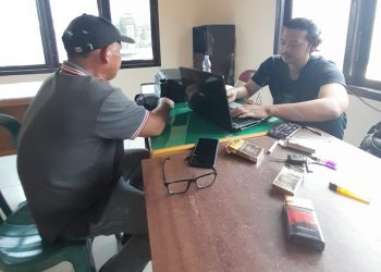 Darwin Irianto saat buat Laporan di Polsek Muara Bulian(Poto Shelly G12)