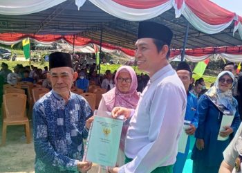 Bupati Fadhil Arief saat serahkan sertifikat tanah kepada masyarakat