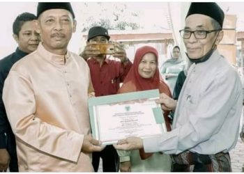 Wakil Bupati Bakhtiar Saat serahkan hadiah(Poto Shelly G12)