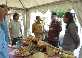 Sekda Provinsi Jambi Sudirman dalam Pemeran giat Walhi Jambi(Poto Supri G12)