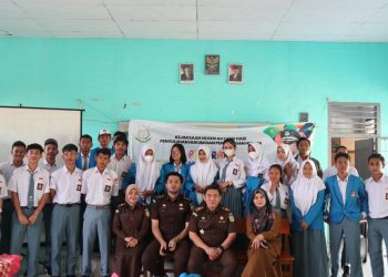 Kasi Intel Kejari Batanghari bersama Kepala Sekolah dan siswa SMAN 10 Batanghari(Poto Supri)