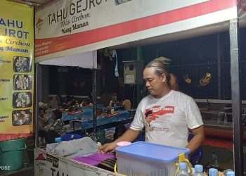 Penjual Tahu di Kawasan Tugu Keris(Poto ist)