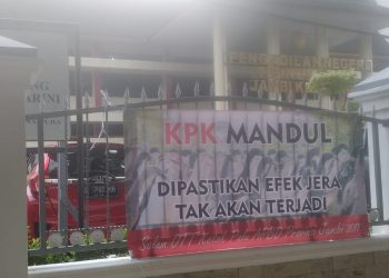 Poto Spanduk saat terbentang di Pagar PN Jambi( Poto Rif-G12)