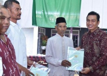 Bupati Batanghari M Fadhil Arief saat serahkan sertifikat(Poto Shelly G12)