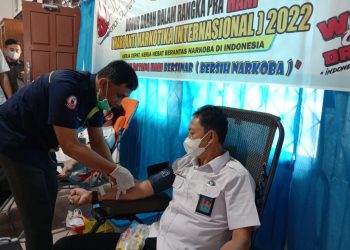 Kepala BNNK Batanghari AKBP Zuhairi saat donor Darah( Poto Shelly G12)