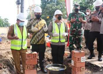 Gubernur Jambi Al Haris Saat Peletakan Batu Pertama Gedung Siginjai Sakti Wira Bhakti(Poto Supri G12)