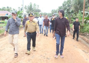 Gubernur Jambi Al Haris saat tinjau jalan Desa Siau(Poto Supri G12)