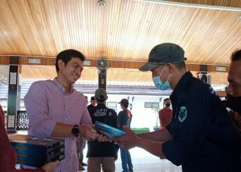 Bupati Fadhil Arief saat berikan bantuan(Poto ant)