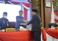 Ketua Bapemperda Akmaluddin serahkan naskah 5 Ranperda kepada pimpinan rapat Faisal Riza(Poto ist G12)