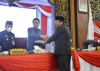 Ketua Bapemperda Akmaluddin serahkan naskah 5 Ranperda kepada pimpinan rapat Faisal Riza(Poto ist G12)